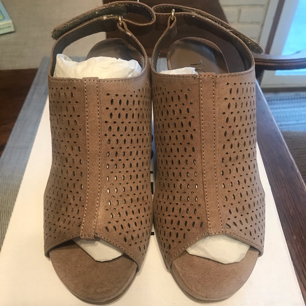 Toetos Wedge open toe shoes size 5.5